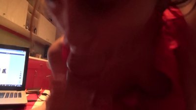 Kız öğrenci evde kimse yokken kardeşinin sikini emiyor